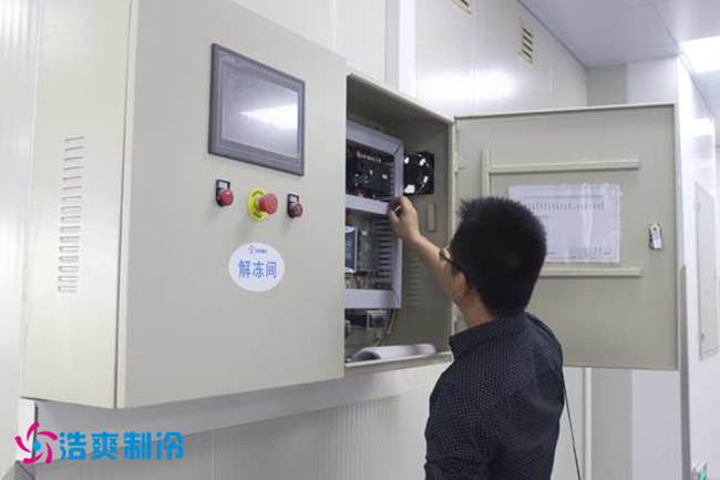 深夜在线视频制冷工作人员正在检查深夜免费网站控制仪表